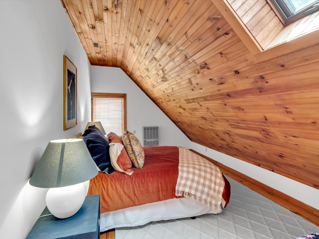 Robbinsville (Graham), North Carolina, 28771, United States, 6 Bedrooms Bedrooms, ,4 BathroomsBathrooms,Residential,Active,2006822