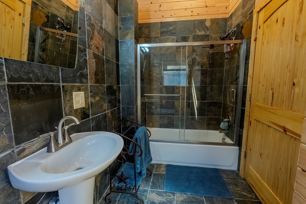 Otto, North Carolina, 28763, United States, 4 Bedrooms Bedrooms, ,6 BathroomsBathrooms,Residential,Active,2007240