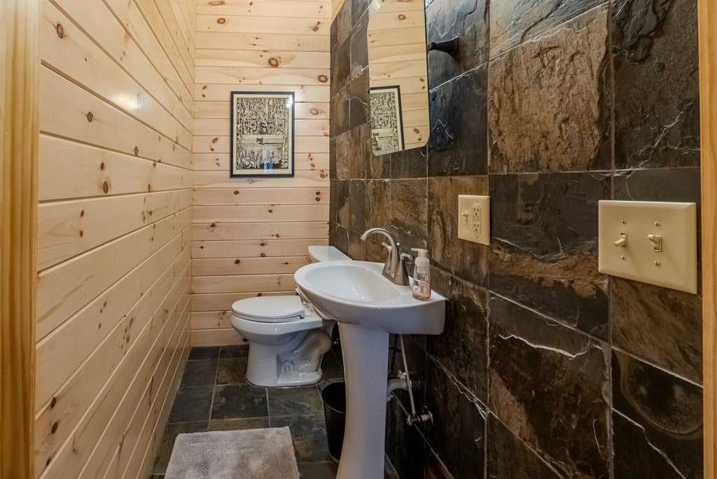 Otto, North Carolina, 28763, United States, 4 Bedrooms Bedrooms, ,6 BathroomsBathrooms,Residential,Active,2007240