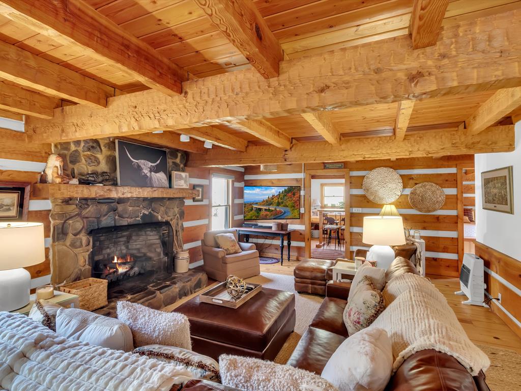 Robbinsville (Graham), North Carolina, 28771, United States, 6 Bedrooms Bedrooms, ,4 BathroomsBathrooms,Residential,Active,2006822