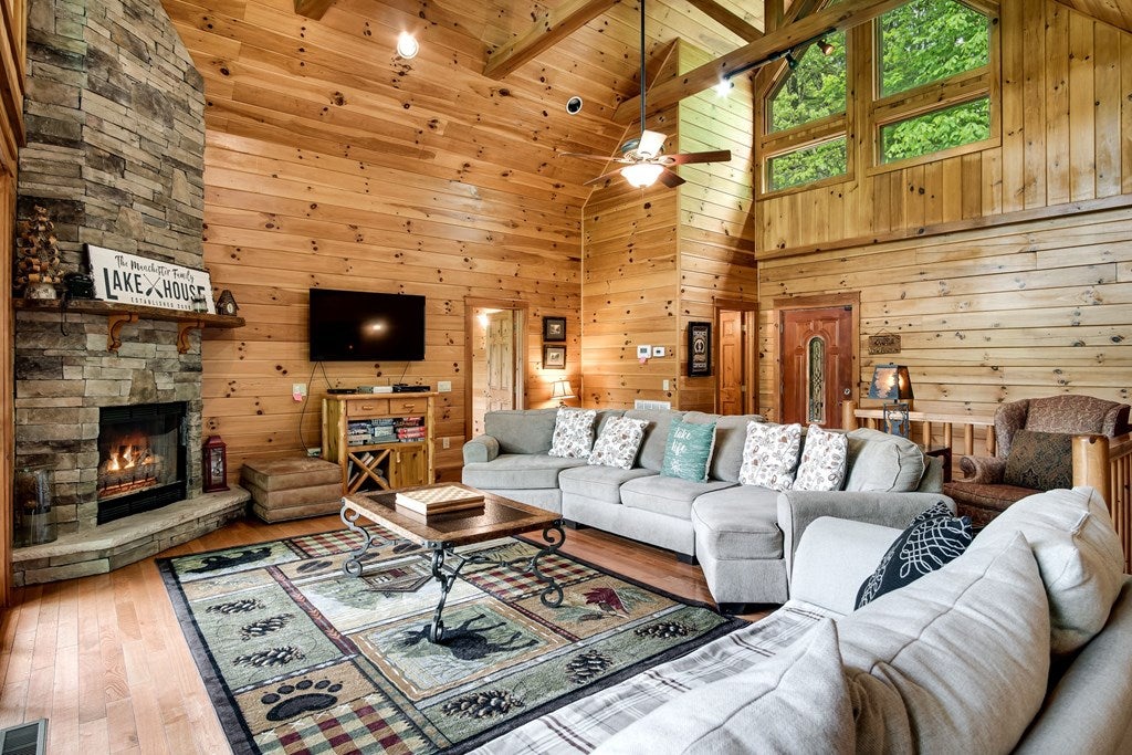 Topton, North Carolina, 28781, United States, 3 Bedrooms Bedrooms, ,4 BathroomsBathrooms,Residential,Active,2007166