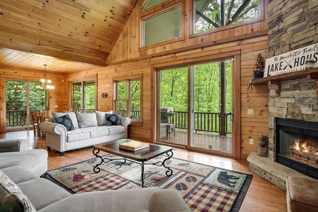 Topton, North Carolina, 28781, United States, 3 Bedrooms Bedrooms, ,4 BathroomsBathrooms,Residential,Active,2007166