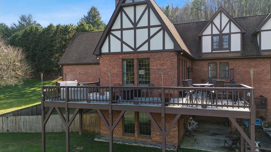 Franklin, North Carolina, 28734, United States, 3 Bedrooms Bedrooms, ,4 BathroomsBathrooms,Residential,Active,2007026