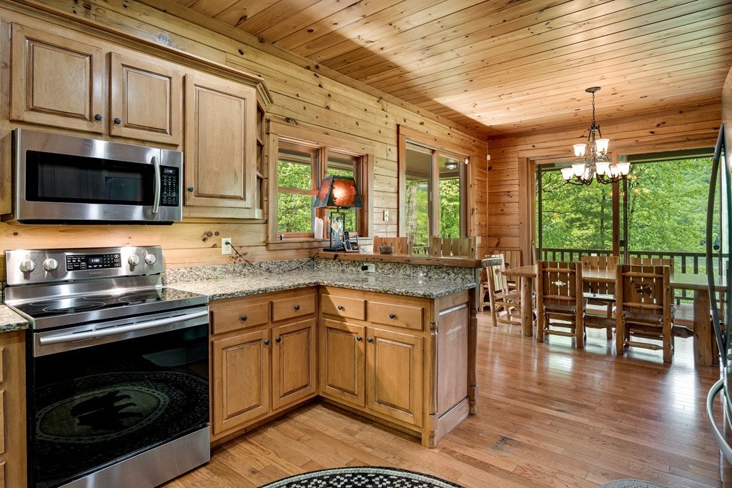 Topton, North Carolina, 28781, United States, 3 Bedrooms Bedrooms, ,4 BathroomsBathrooms,Residential,Active,2007166