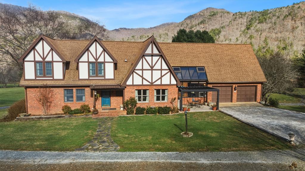 Franklin, North Carolina, 28734, United States, 3 Bedrooms Bedrooms, ,4 BathroomsBathrooms,Residential,Active,2007026