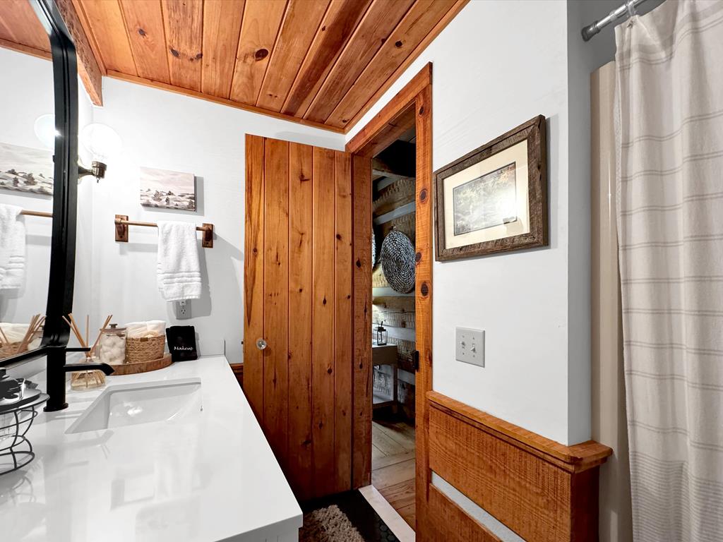 Robbinsville (Graham), North Carolina, 28771, United States, 6 Bedrooms Bedrooms, ,4 BathroomsBathrooms,Residential,Active,2006822