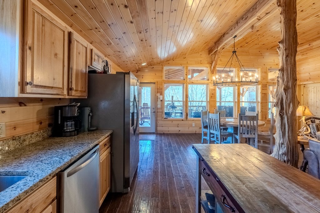 Otto, North Carolina, 28763, United States, 4 Bedrooms Bedrooms, ,6 BathroomsBathrooms,Residential,Active,2007240