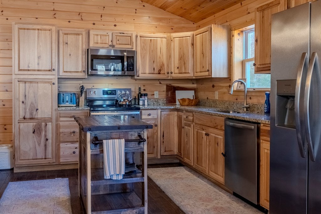 Otto, North Carolina, 28763, United States, 4 Bedrooms Bedrooms, ,6 BathroomsBathrooms,Residential,Active,2007240