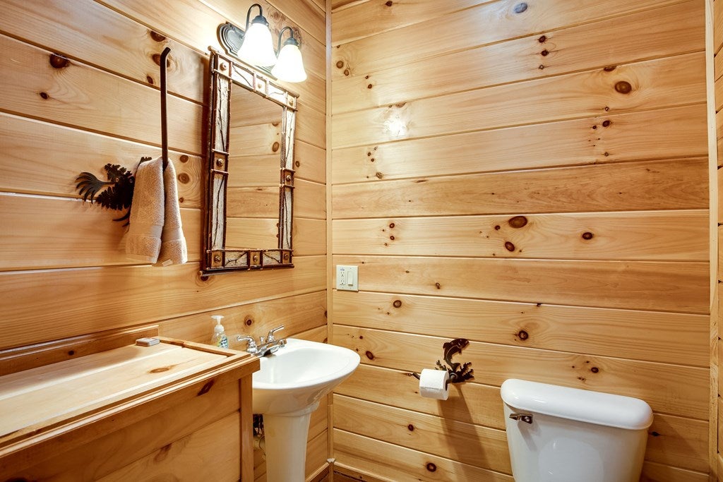 Topton, North Carolina, 28781, United States, 3 Bedrooms Bedrooms, ,4 BathroomsBathrooms,Residential,Active,2007166