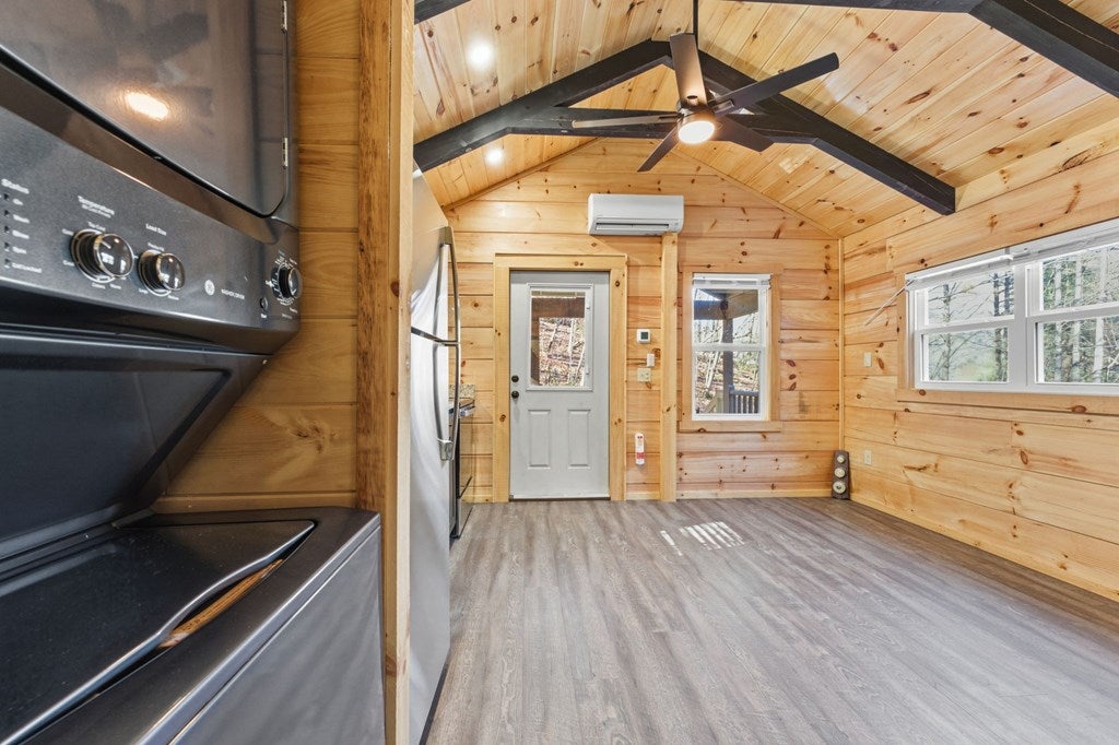 Franklin, North Carolina, 28734, United States, 3 Bedrooms Bedrooms, ,4 BathroomsBathrooms,Residential,Active,2007026