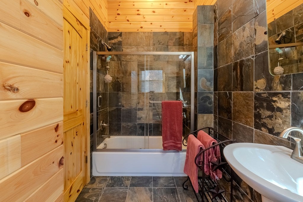 Otto, North Carolina, 28763, United States, 4 Bedrooms Bedrooms, ,6 BathroomsBathrooms,Residential,Active,2007240