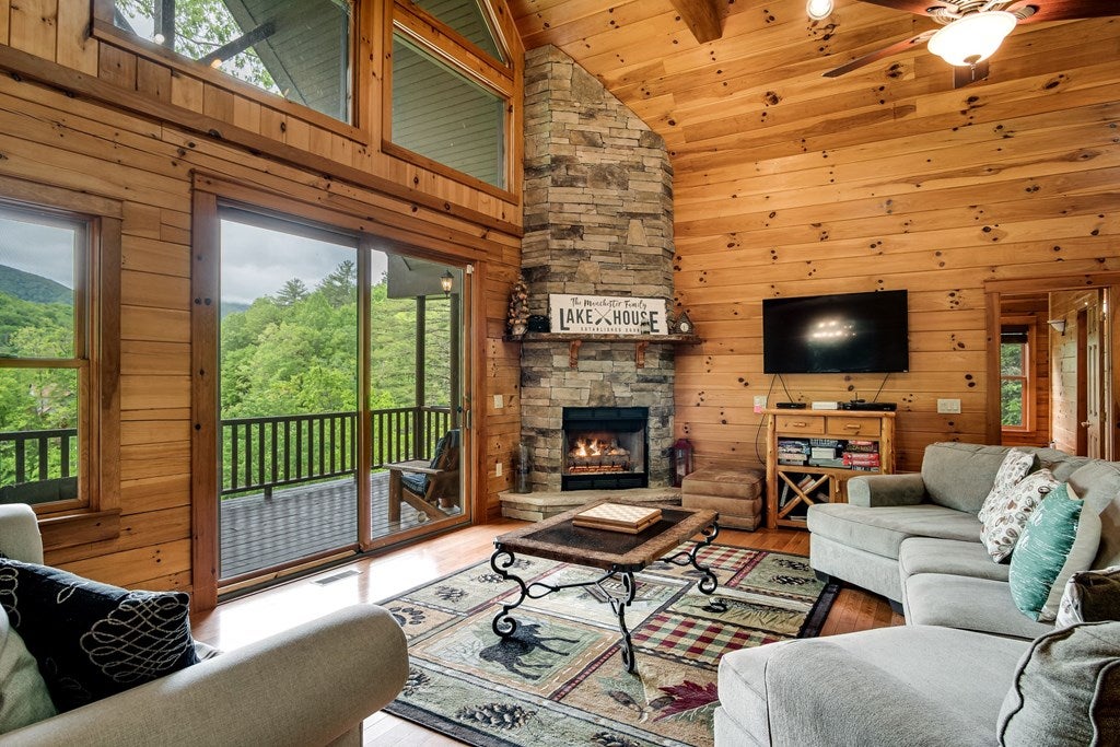 Topton, North Carolina, 28781, United States, 3 Bedrooms Bedrooms, ,4 BathroomsBathrooms,Residential,Active,2007166