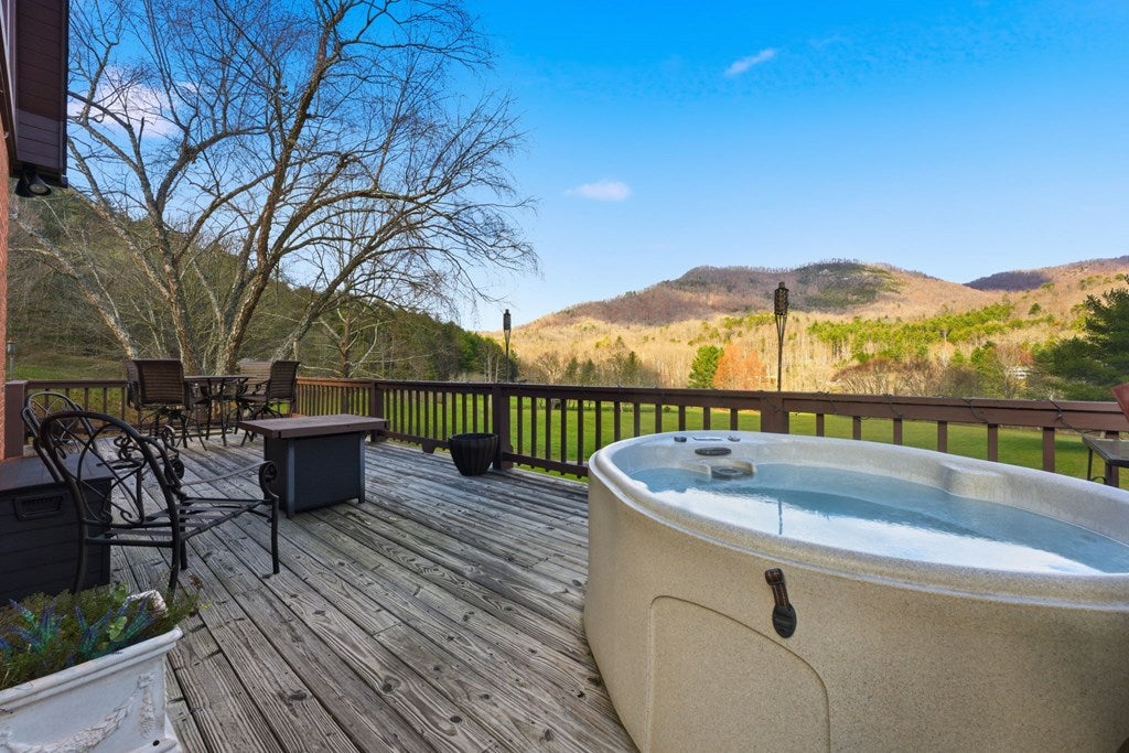 Franklin, North Carolina, 28734, United States, 3 Bedrooms Bedrooms, ,4 BathroomsBathrooms,Residential,Active,2007026