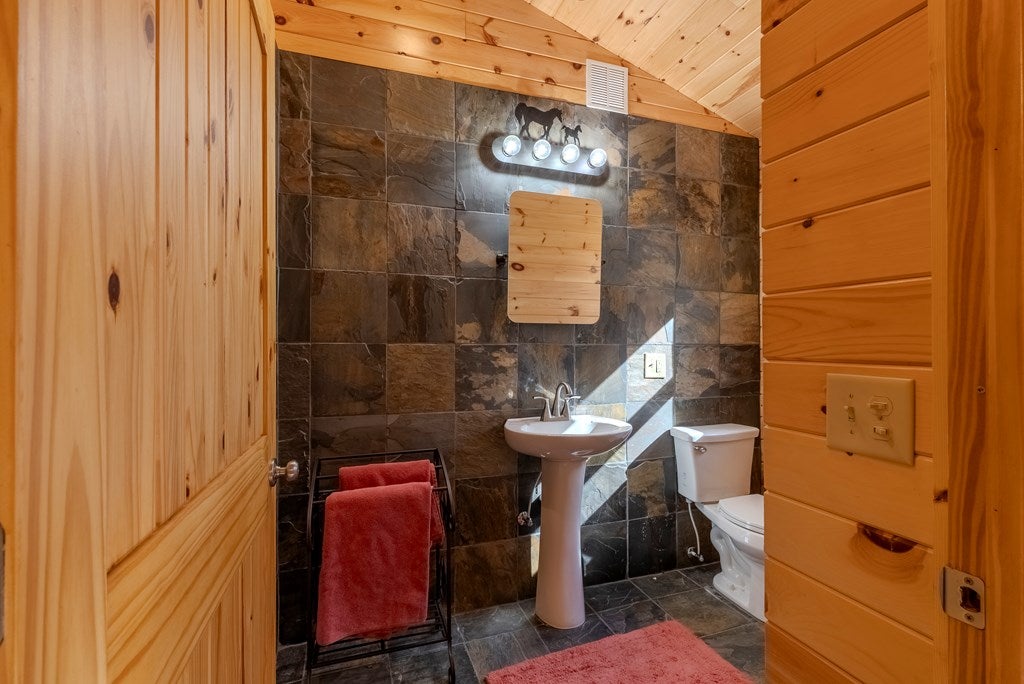 Otto, North Carolina, 28763, United States, 4 Bedrooms Bedrooms, ,6 BathroomsBathrooms,Residential,Active,2007240