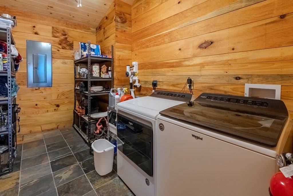 Otto, North Carolina, 28763, United States, 4 Bedrooms Bedrooms, ,6 BathroomsBathrooms,Residential,Active,2007240