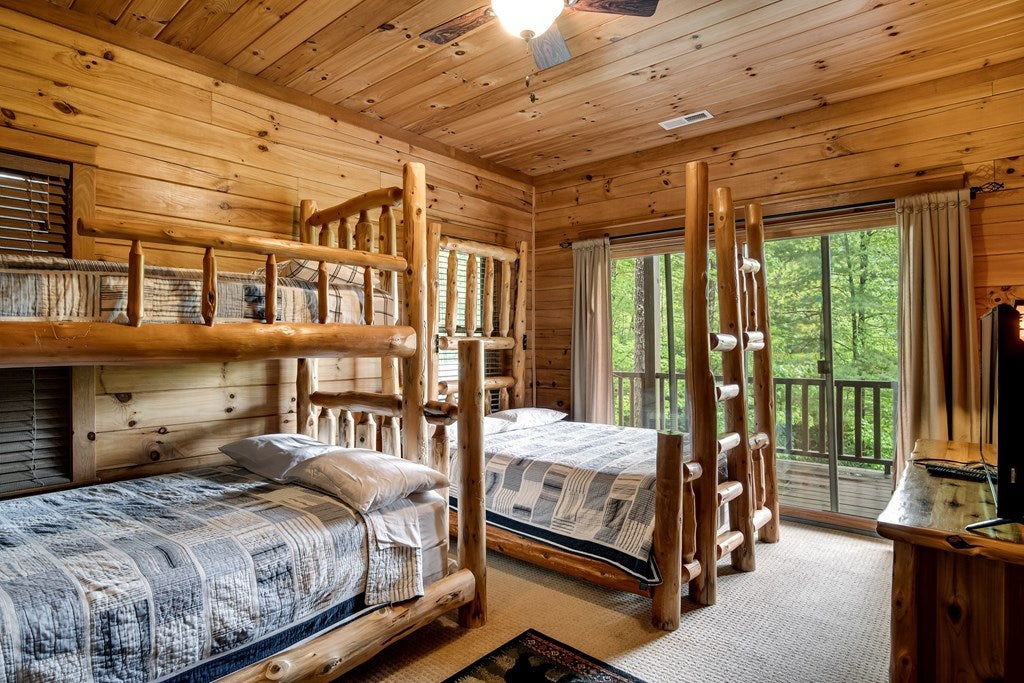 Topton, North Carolina, 28781, United States, 3 Bedrooms Bedrooms, ,4 BathroomsBathrooms,Residential,Active,2007166