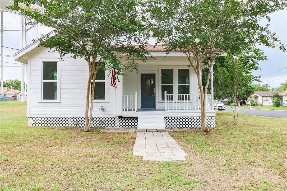 311 W HUNTINGTON ST, BEEVILLE, TX 78102, photo 1 of 23