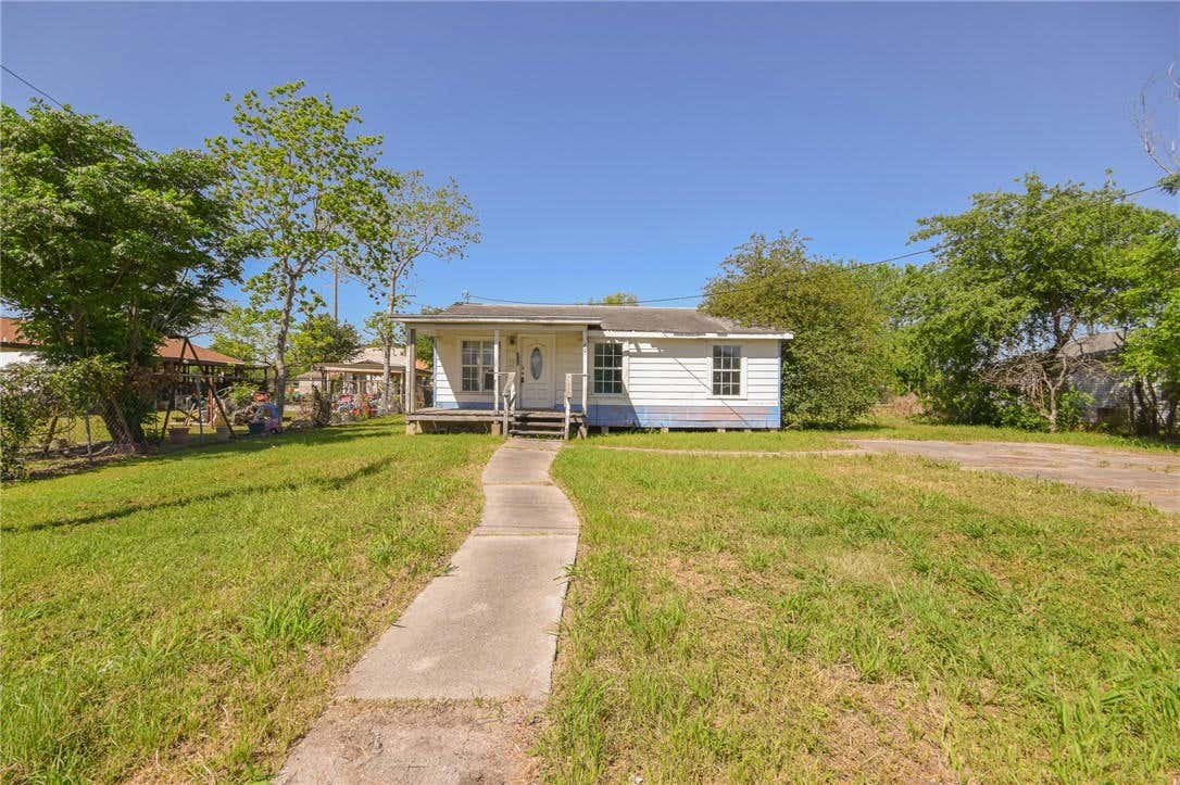 606 AVENUE F, SINTON, TX 78387, photo 1 of 12