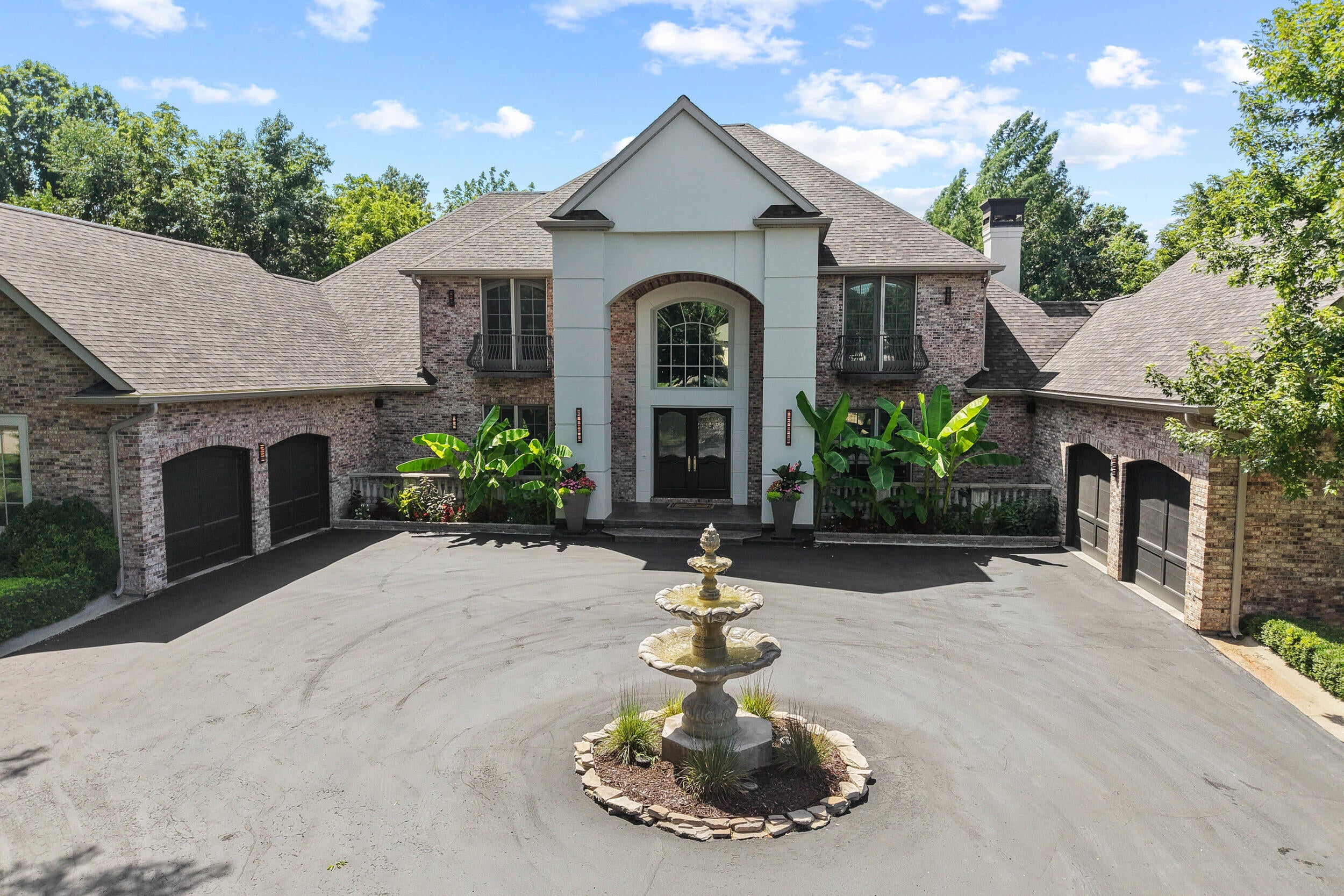 Columbia, Missouri, 65203, United States, 6 Bedrooms Bedrooms, ,8 BathroomsBathrooms,Residential,Active,1965985