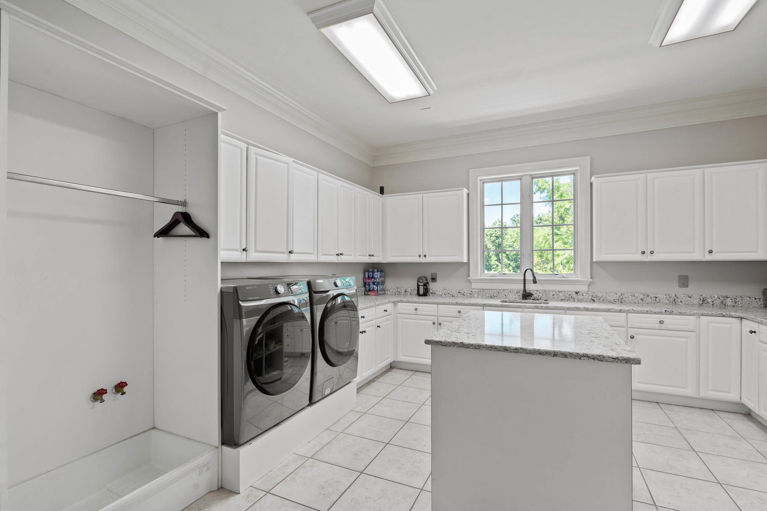 Columbia, Missouri, 65203, United States, 6 Bedrooms Bedrooms, ,8 BathroomsBathrooms,Residential,Active,1965985