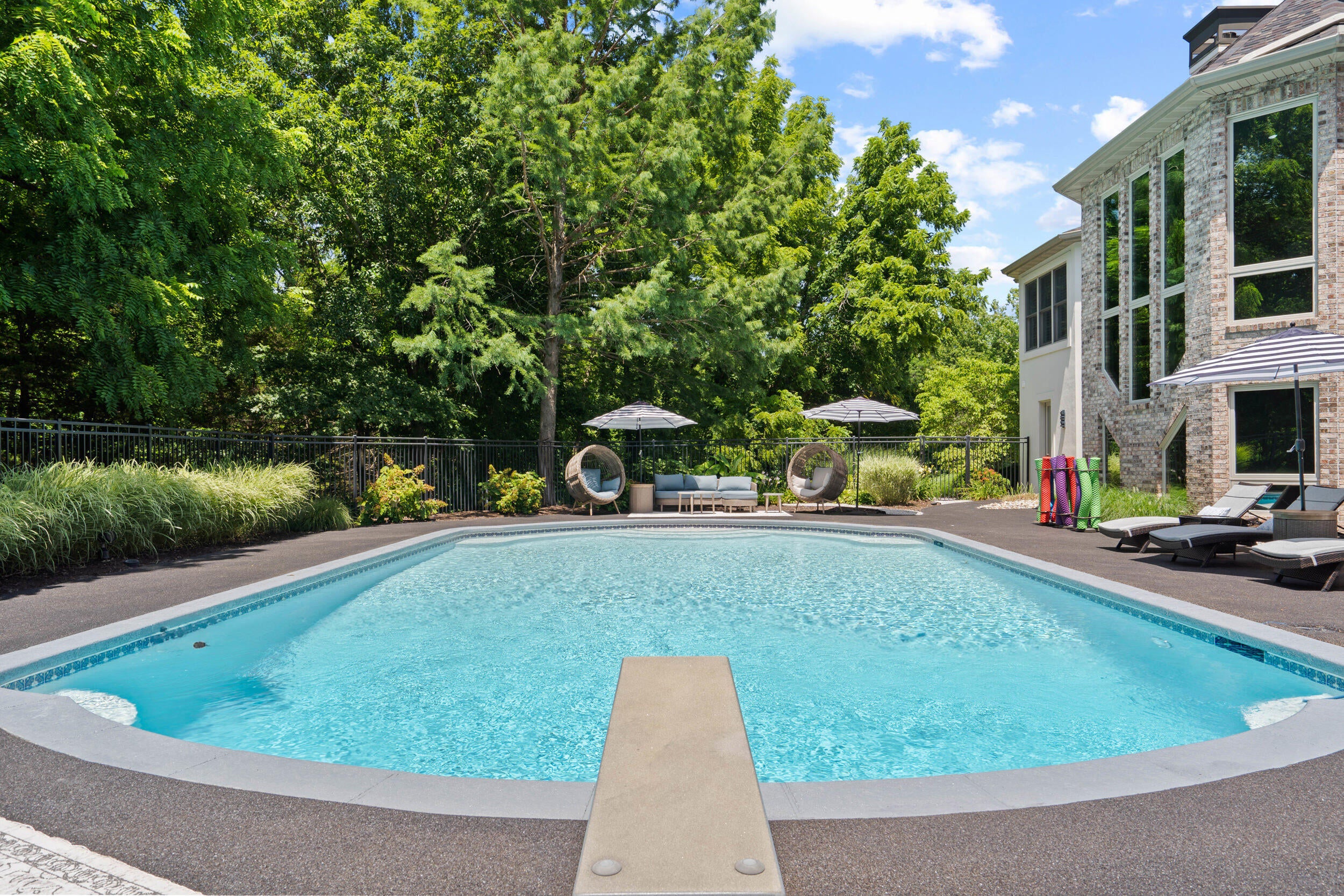 Columbia, Missouri, 65203, United States, 6 Bedrooms Bedrooms, ,8 BathroomsBathrooms,Residential,Active,1965985