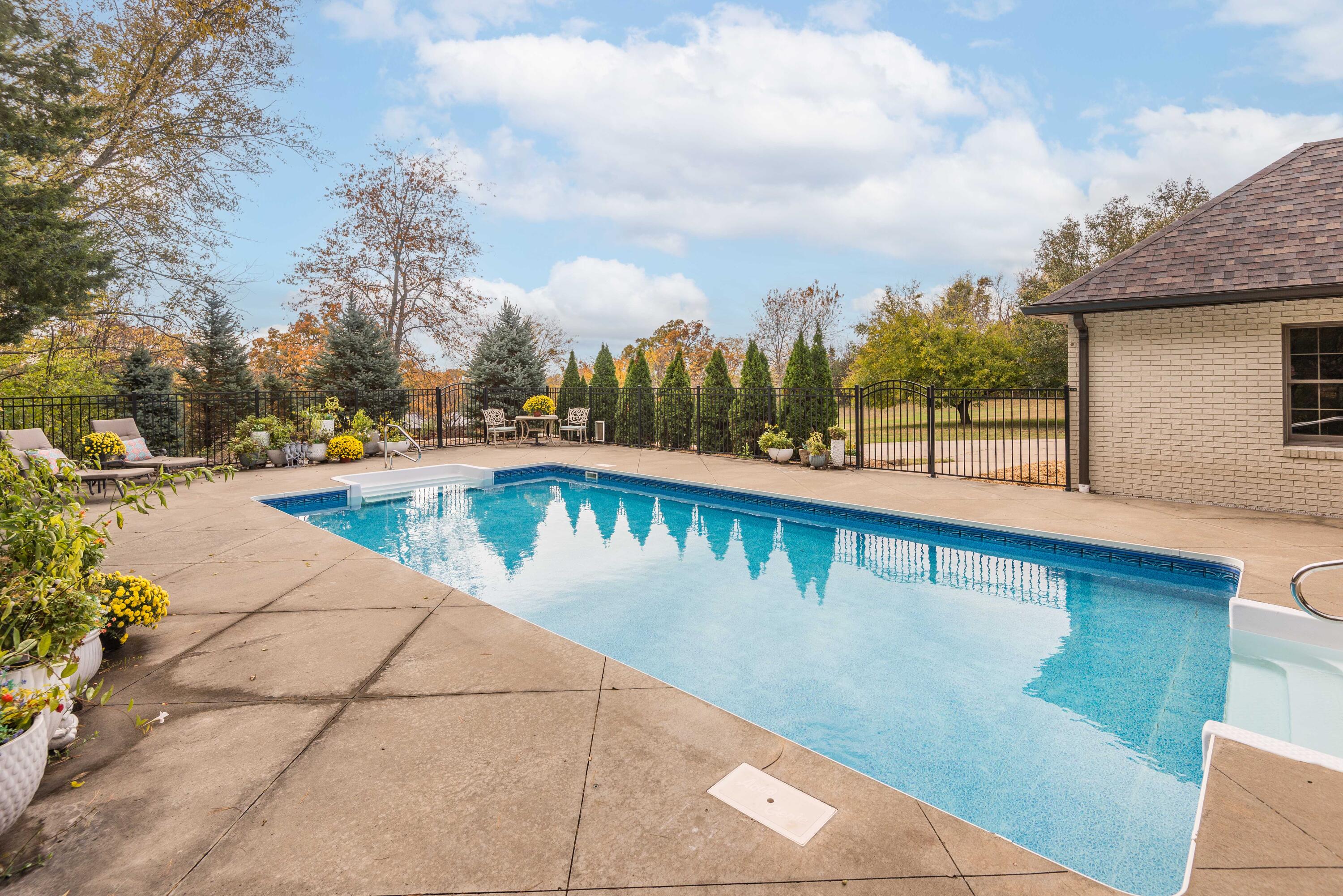 Jefferson City, Missouri, 65109, United States, 4 Bedrooms Bedrooms, ,4 BathroomsBathrooms,Residential,Active,1990034