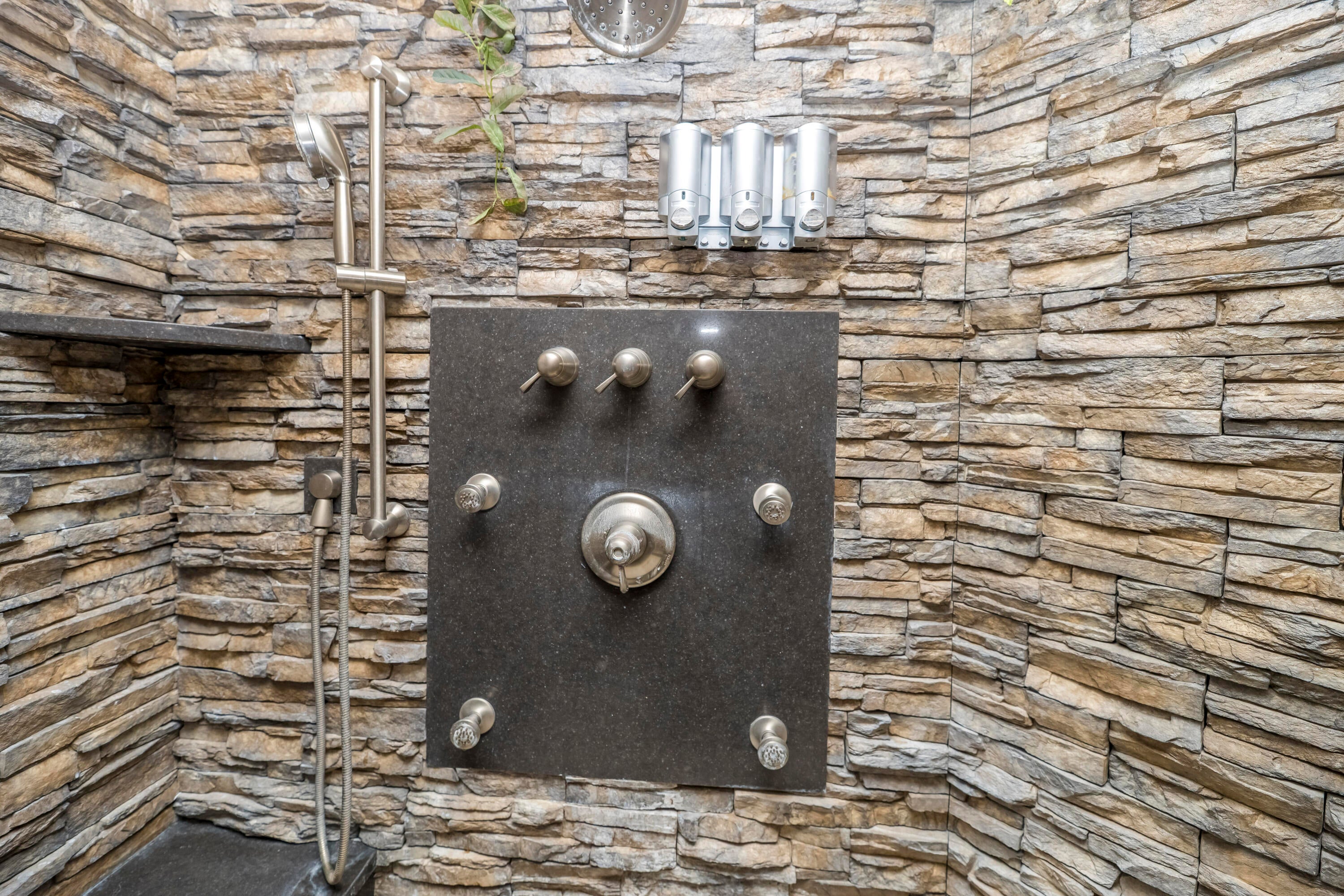 Harrisburg, Missouri, 65256, United States, 5 Bedrooms Bedrooms, ,7 BathroomsBathrooms,Residential,Active,2002606