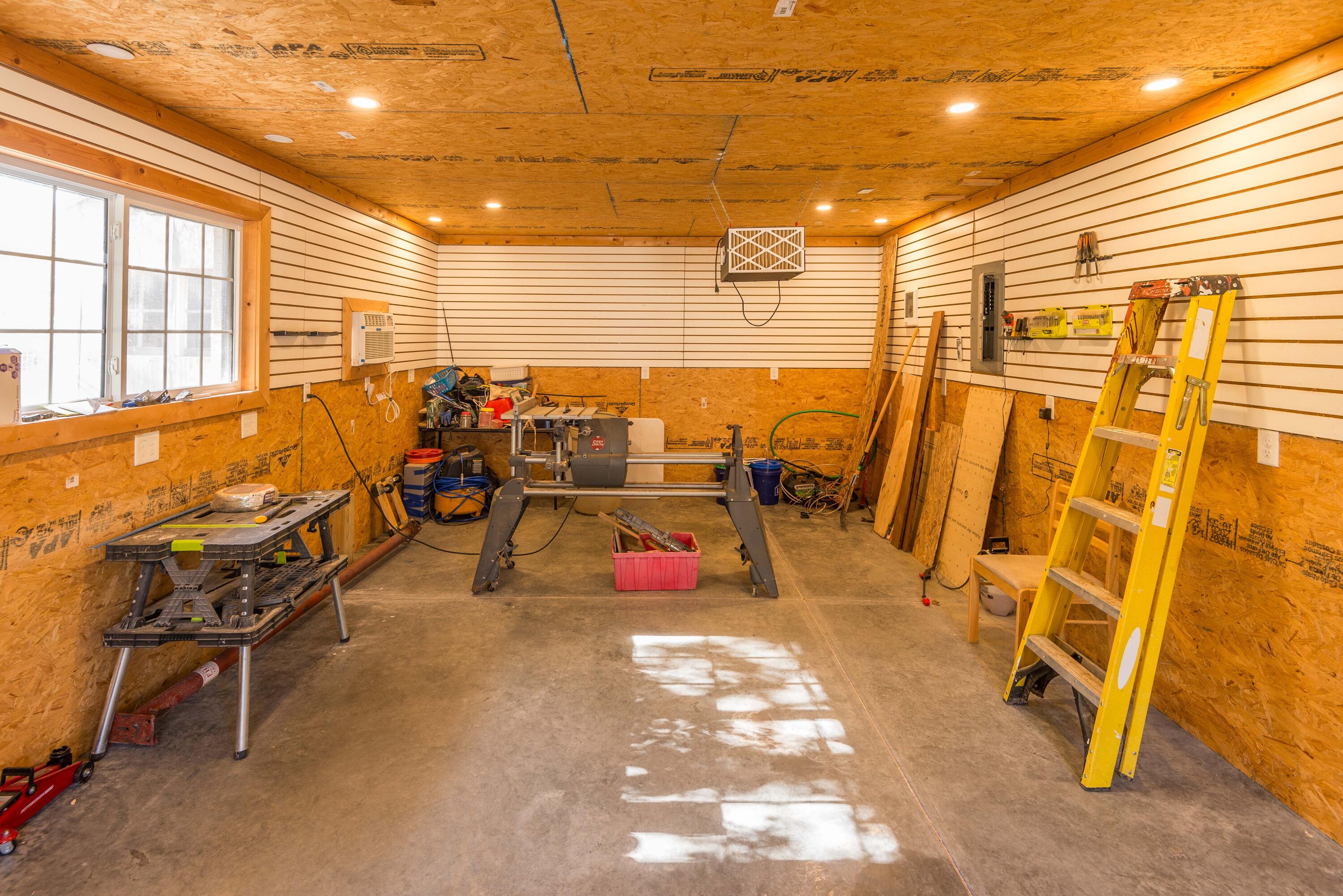 Jefferson City, Missouri, 65109, United States, 4 Bedrooms Bedrooms, ,4 BathroomsBathrooms,Residential,Active,1990034