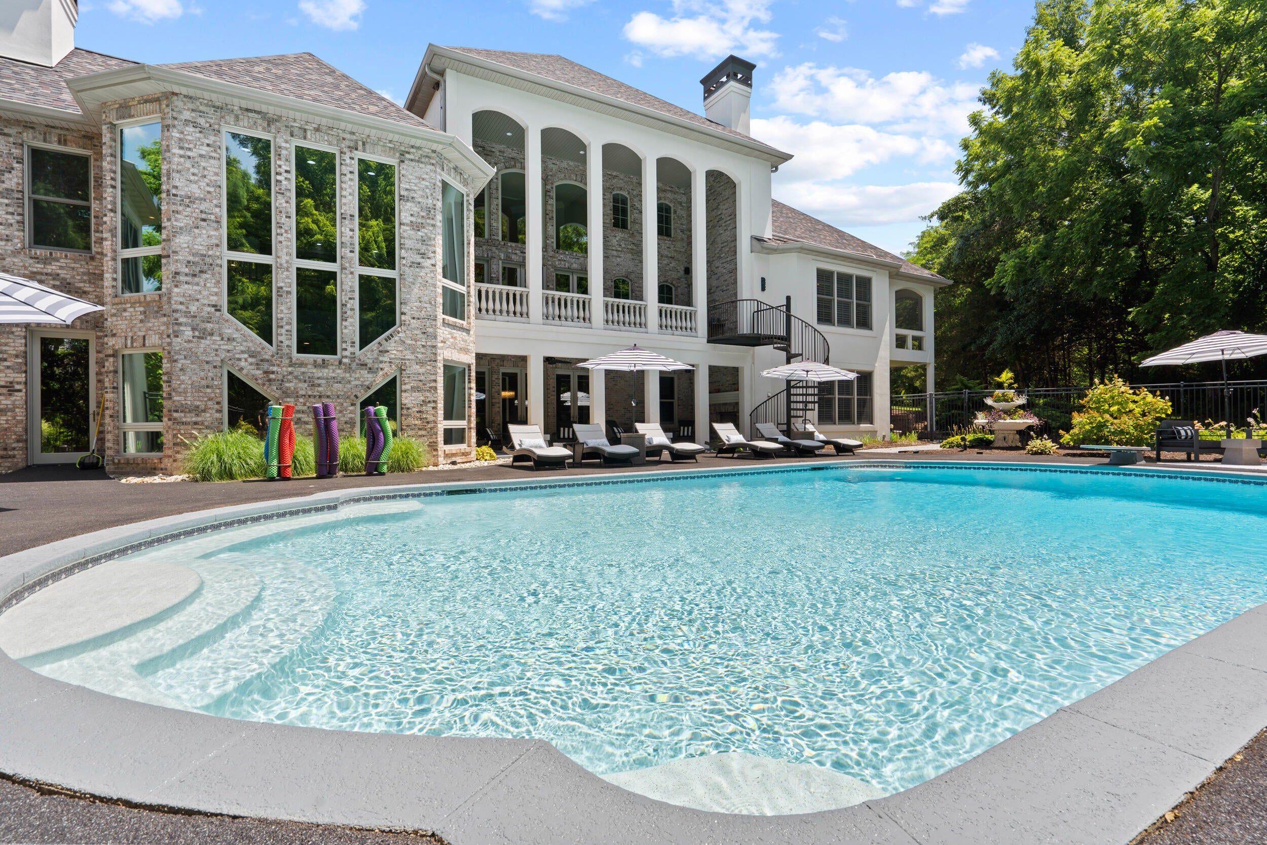 Columbia, Missouri, 65203, United States, 6 Bedrooms Bedrooms, ,8 BathroomsBathrooms,Residential,Active,1965985