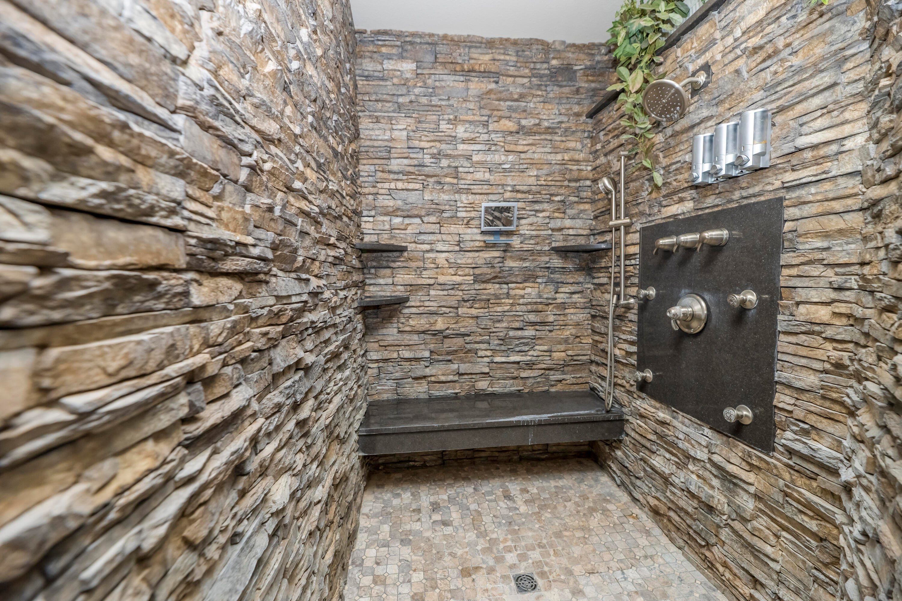 Harrisburg, Missouri, 65256, United States, 5 Bedrooms Bedrooms, ,7 BathroomsBathrooms,Residential,Active,2002606