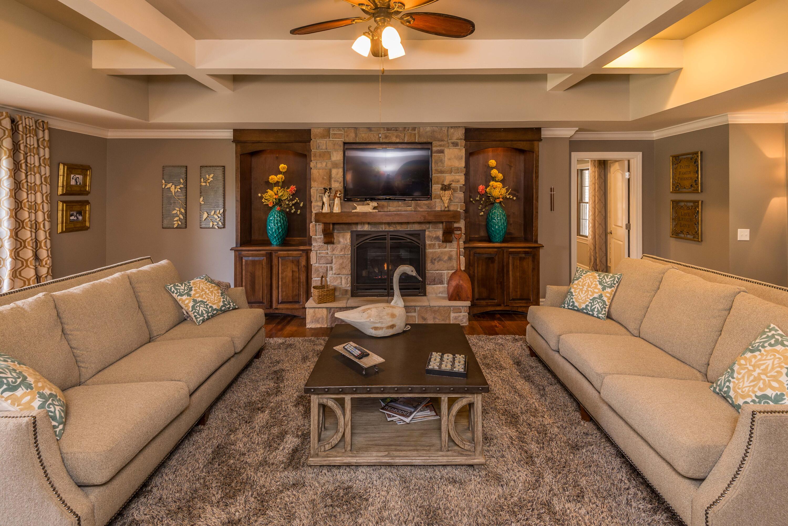 Jefferson City, Missouri, 65109, United States, 4 Bedrooms Bedrooms, ,4 BathroomsBathrooms,Residential,Active,1990034