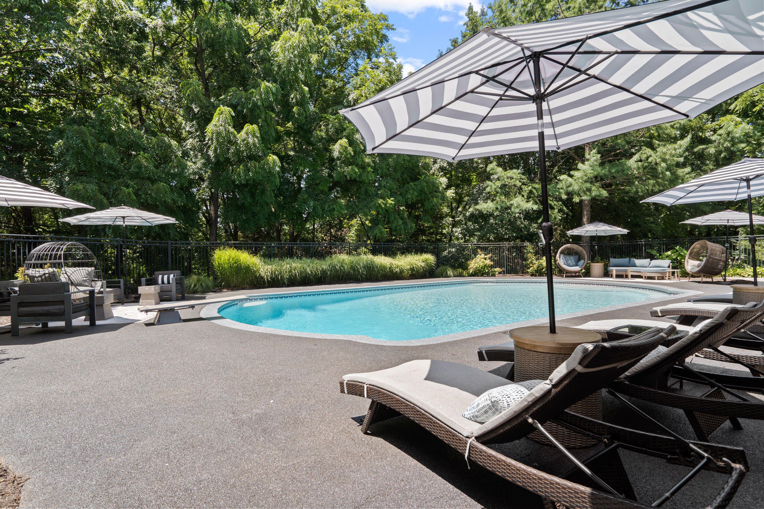 Columbia, Missouri, 65203, United States, 6 Bedrooms Bedrooms, ,8 BathroomsBathrooms,Residential,Active,1965985