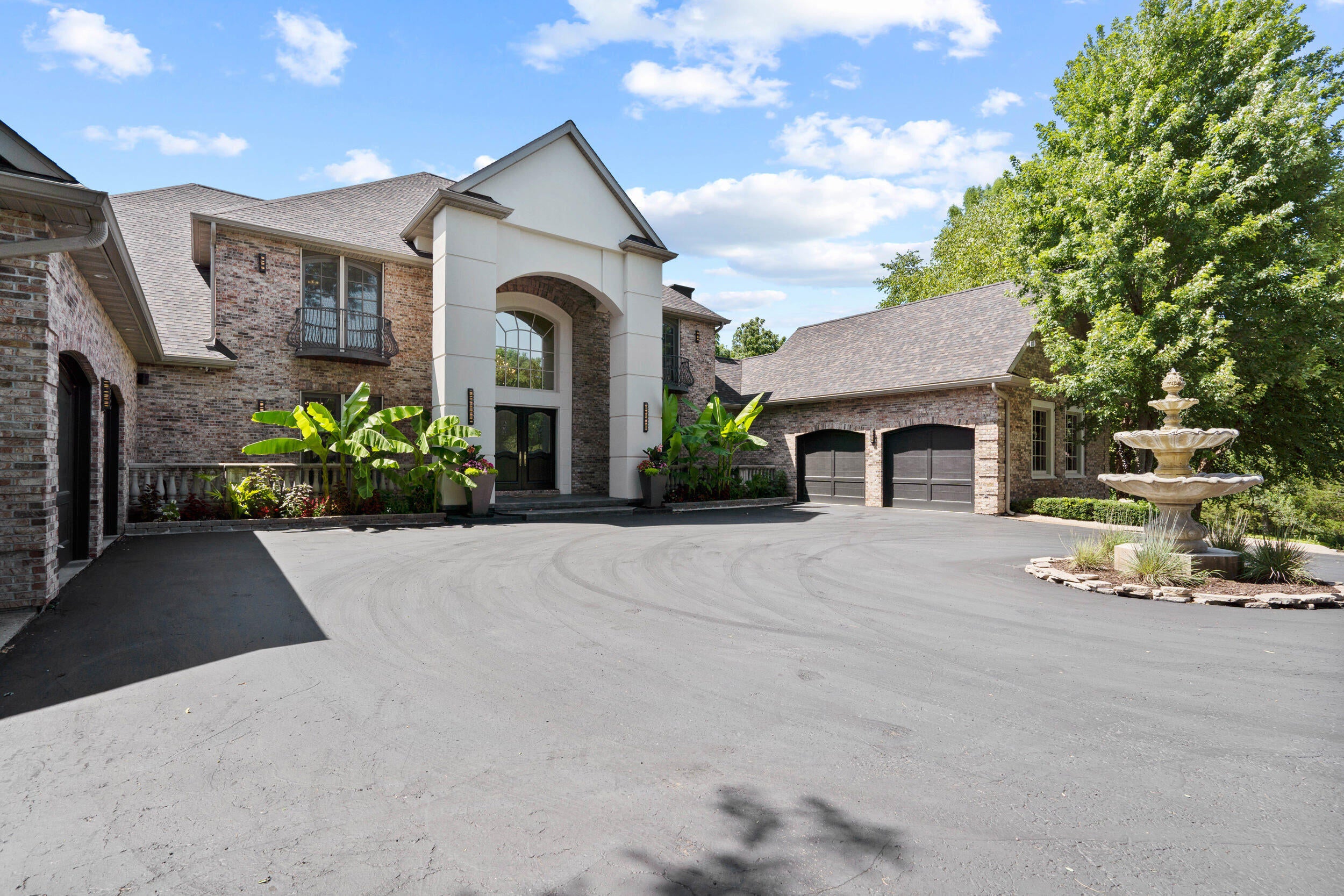Columbia, Missouri, 65203, United States, 6 Bedrooms Bedrooms, ,8 BathroomsBathrooms,Residential,Active,1965985