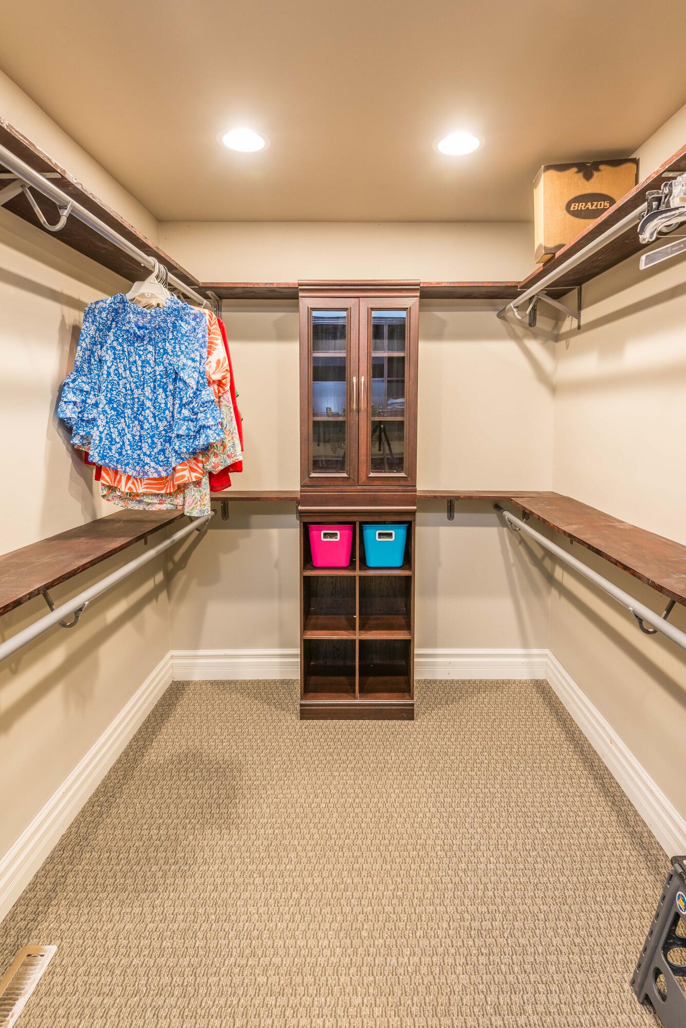 Jefferson City, Missouri, 65109, United States, 4 Bedrooms Bedrooms, ,4 BathroomsBathrooms,Residential,Active,1990034