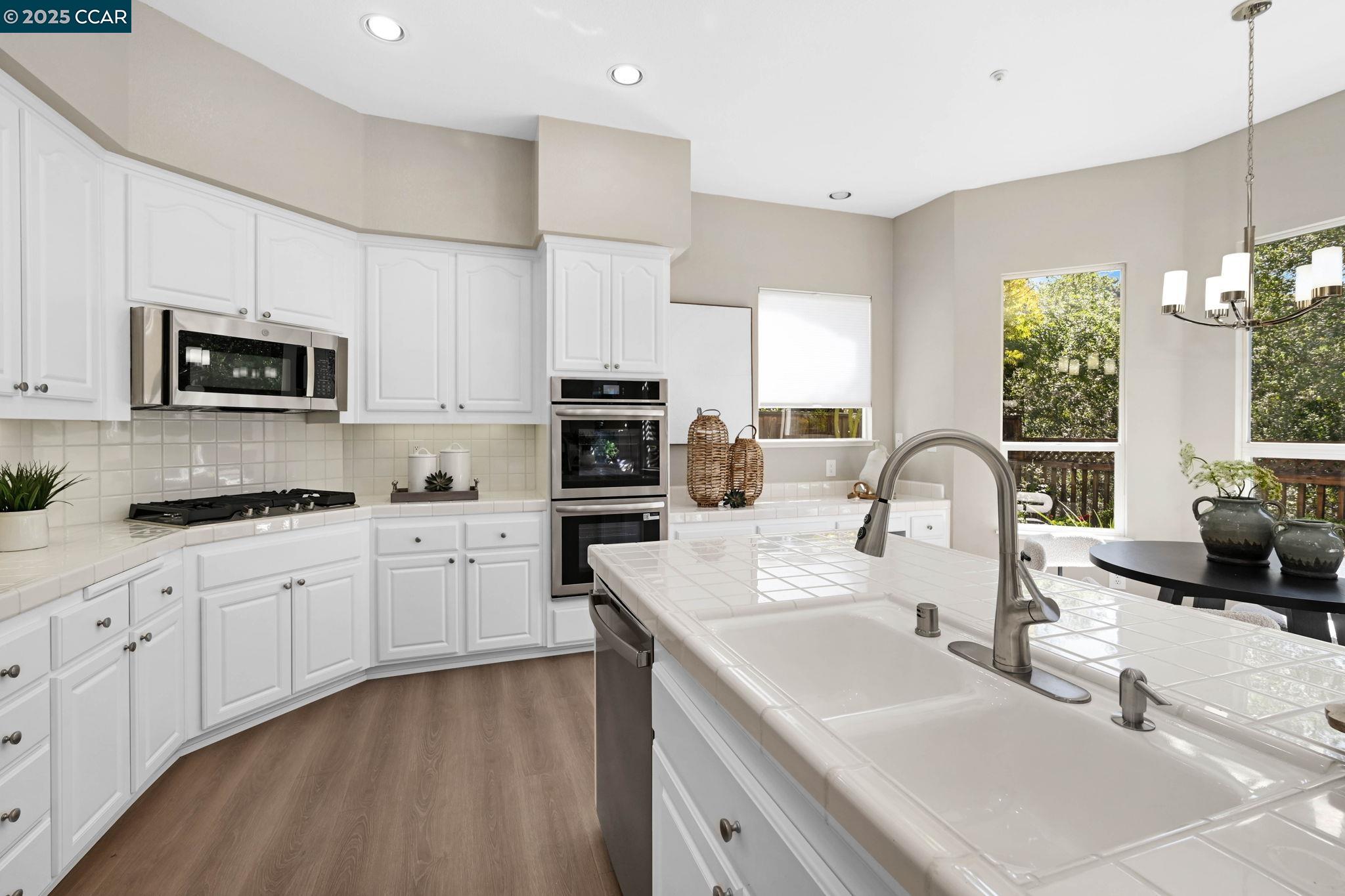 Walnut Creek, California, 94595, United States, 3 Bedrooms Bedrooms, ,3 BathroomsBathrooms,Residential,Active,1946437