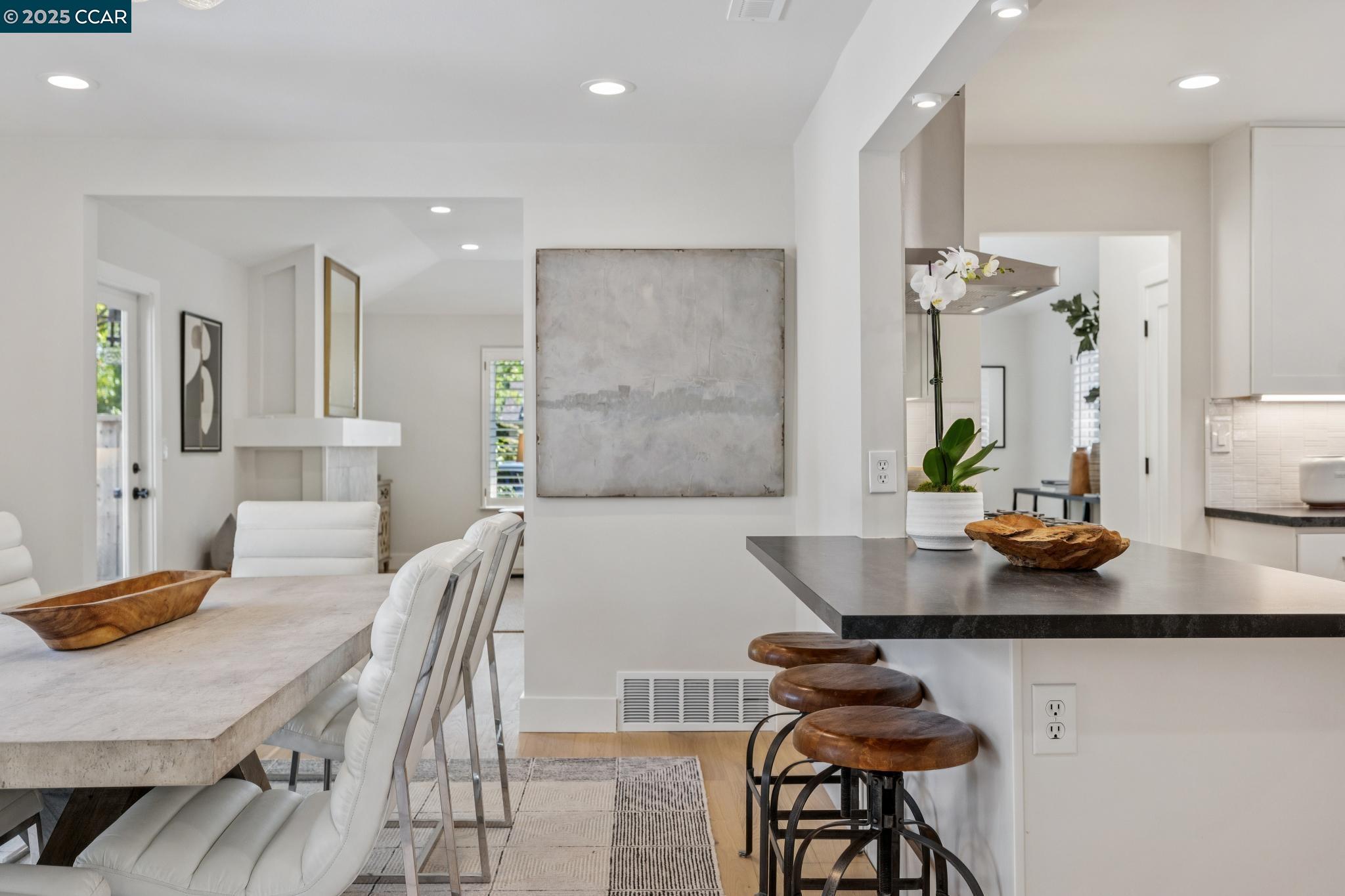 Menlo Park, California, 94025, United States, ,3 BathroomsBathrooms,Residential,Active,1843840