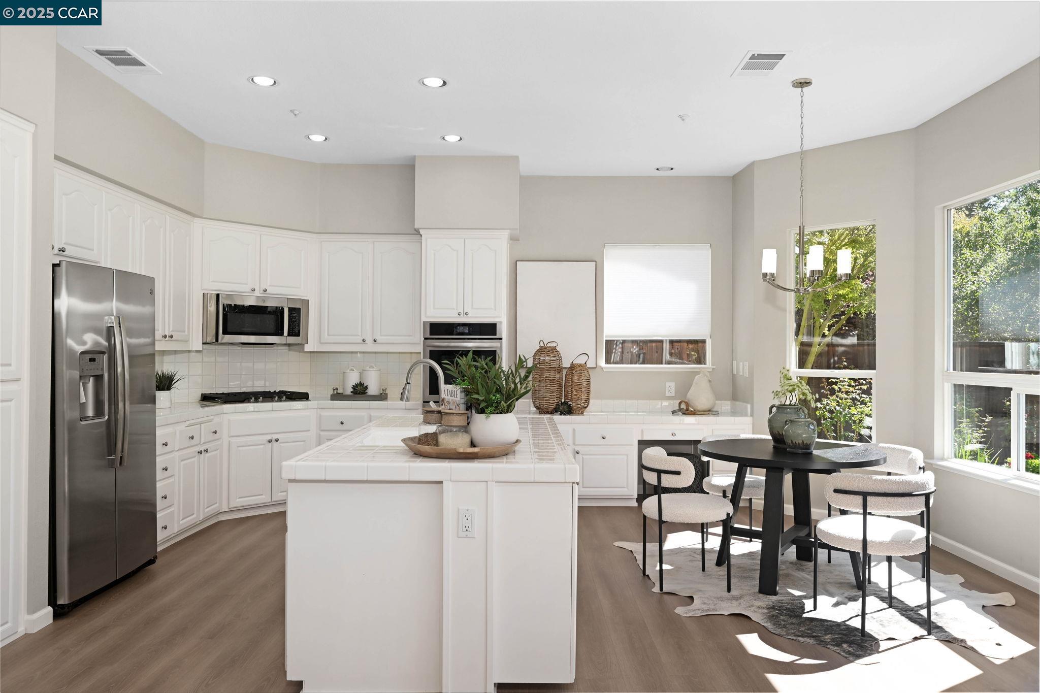 Walnut Creek, California, 94595, United States, 3 Bedrooms Bedrooms, ,3 BathroomsBathrooms,Residential,Active,1946437