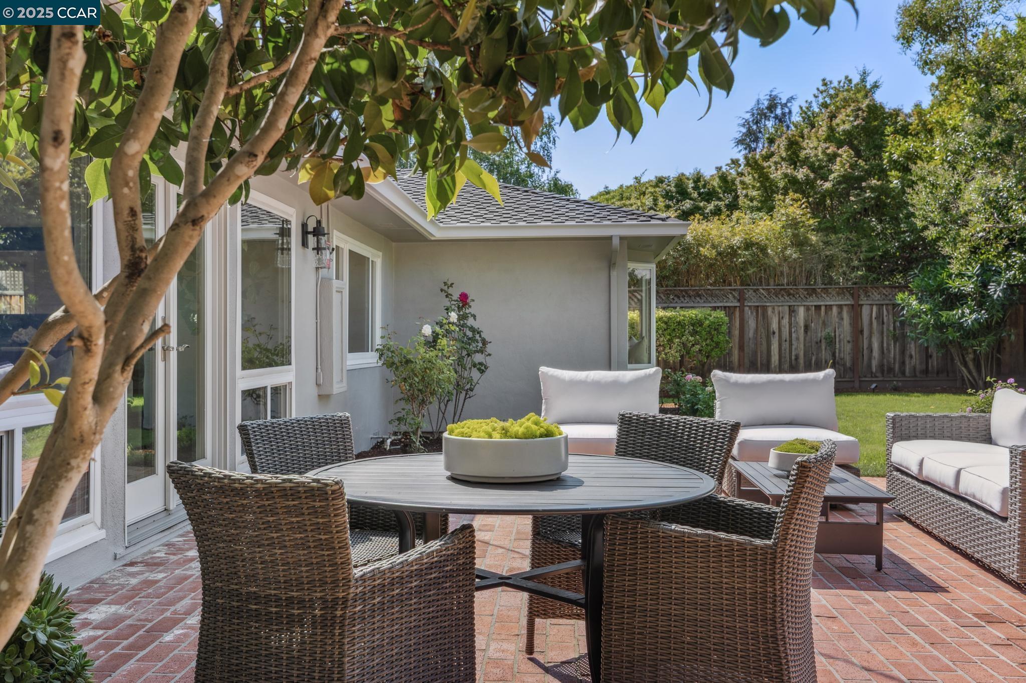 Menlo Park, California, 94025, United States, ,3 BathroomsBathrooms,Residential,Active,1843840