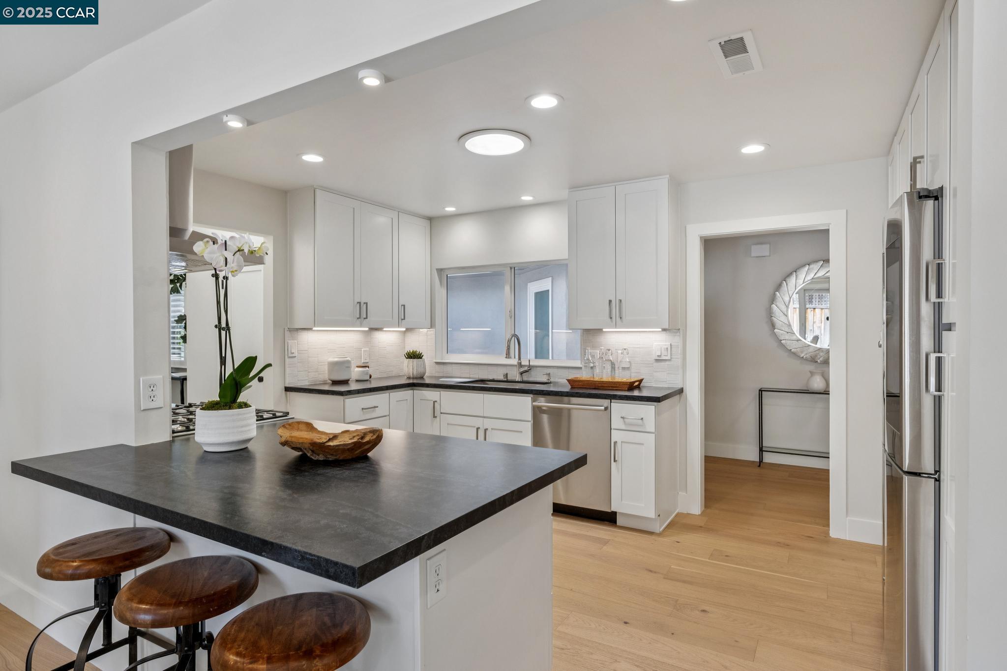 Menlo Park, California, 94025, United States, ,3 BathroomsBathrooms,Residential,Active,1843840