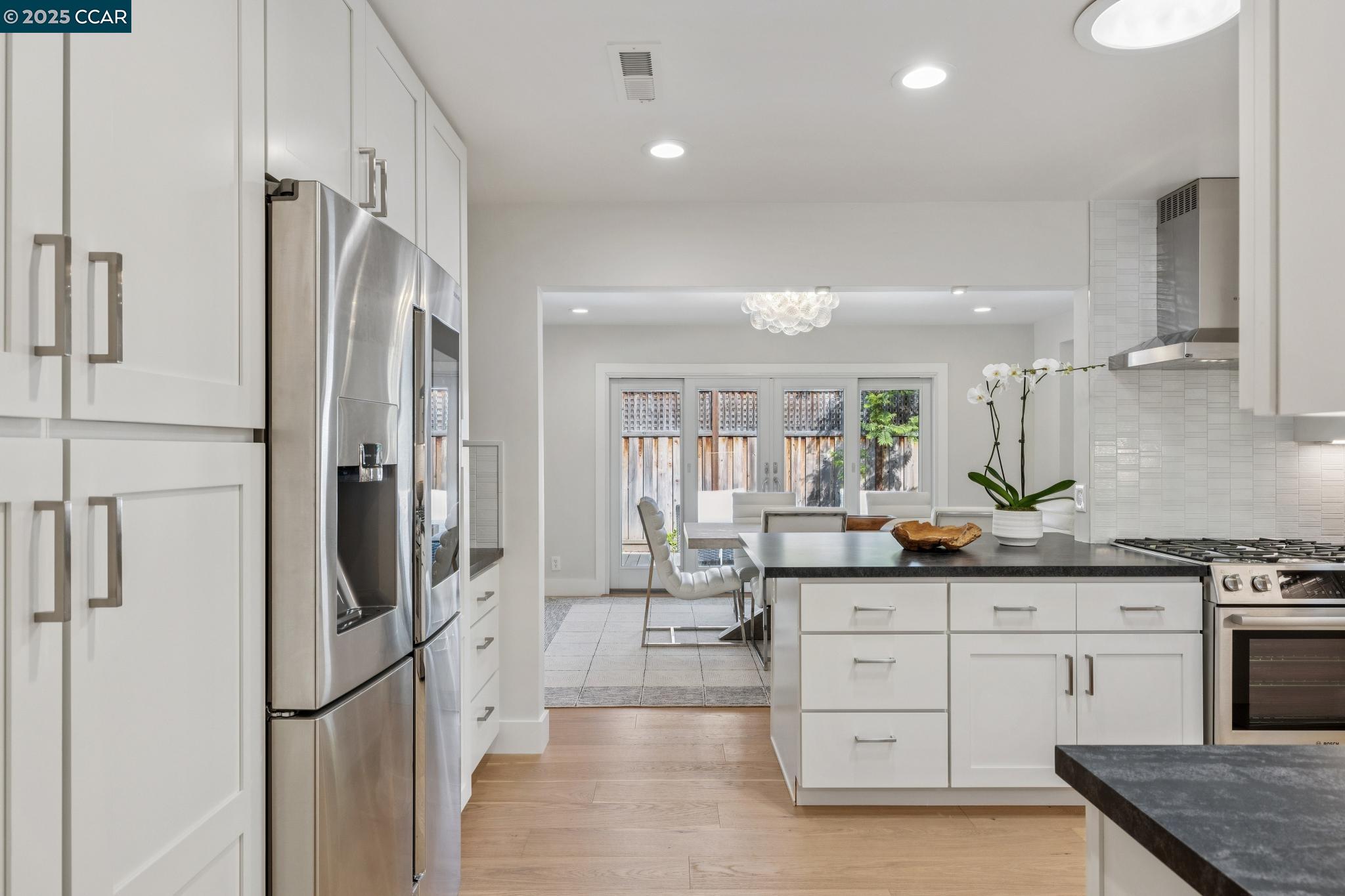 Menlo Park, California, 94025, United States, ,3 BathroomsBathrooms,Residential,Active,1843840
