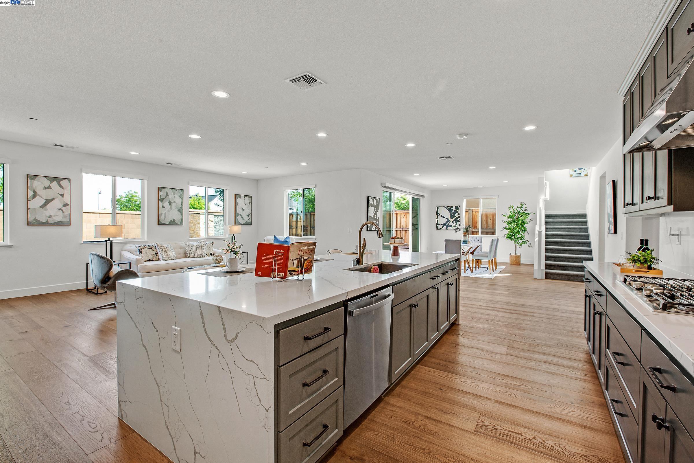 Tracy, California, 95377, United States, 4 Bedrooms Bedrooms, ,4 BathroomsBathrooms,Residential,Active,1933728