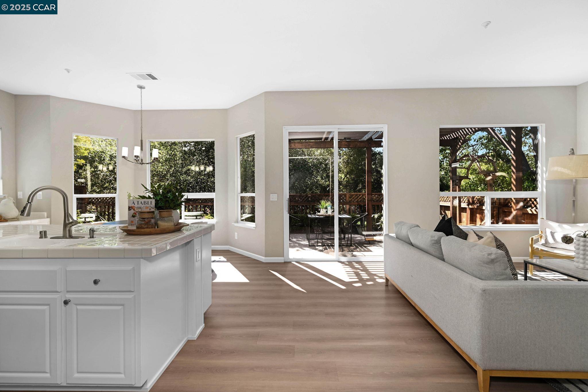 Walnut Creek, California, 94595, United States, 3 Bedrooms Bedrooms, ,3 BathroomsBathrooms,Residential,Active,1946437