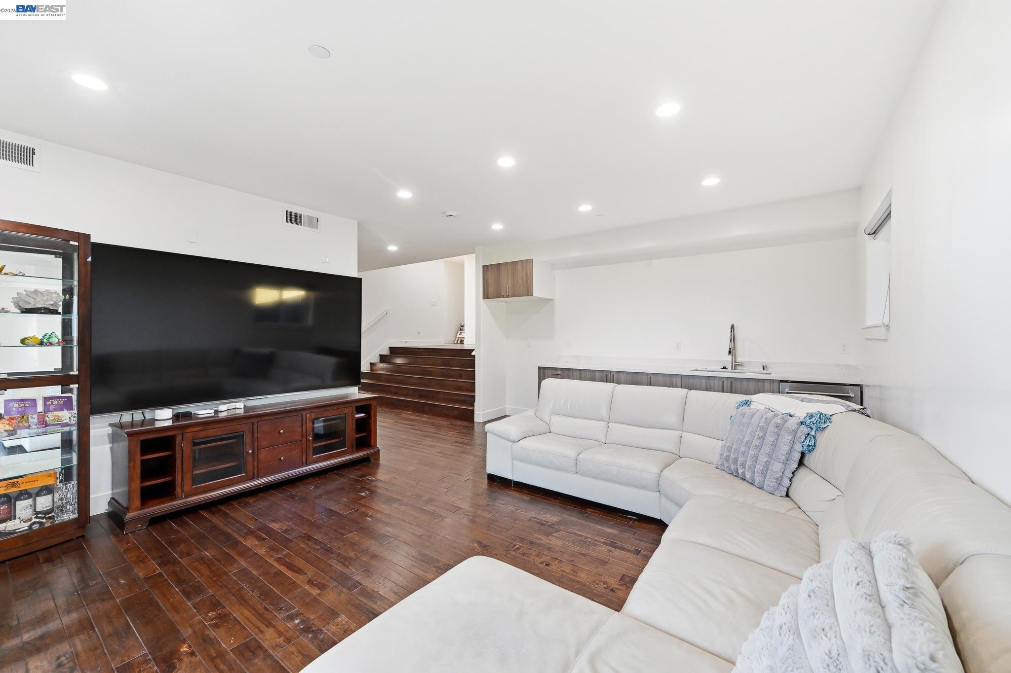 Castro Valley, California, 94546, United States, 5 Bedrooms Bedrooms, ,7 BathroomsBathrooms,Residential,Active,2044535