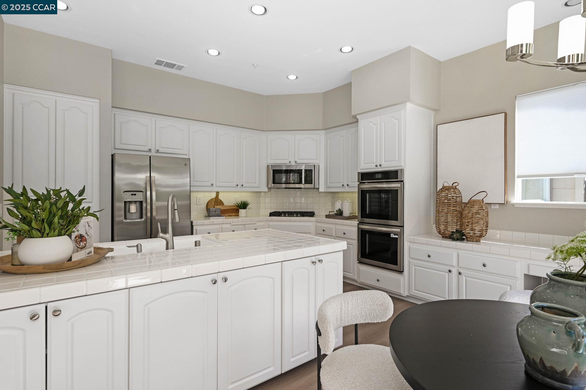 Walnut Creek, California, 94595, United States, 3 Bedrooms Bedrooms, ,3 BathroomsBathrooms,Residential,Active,1946437