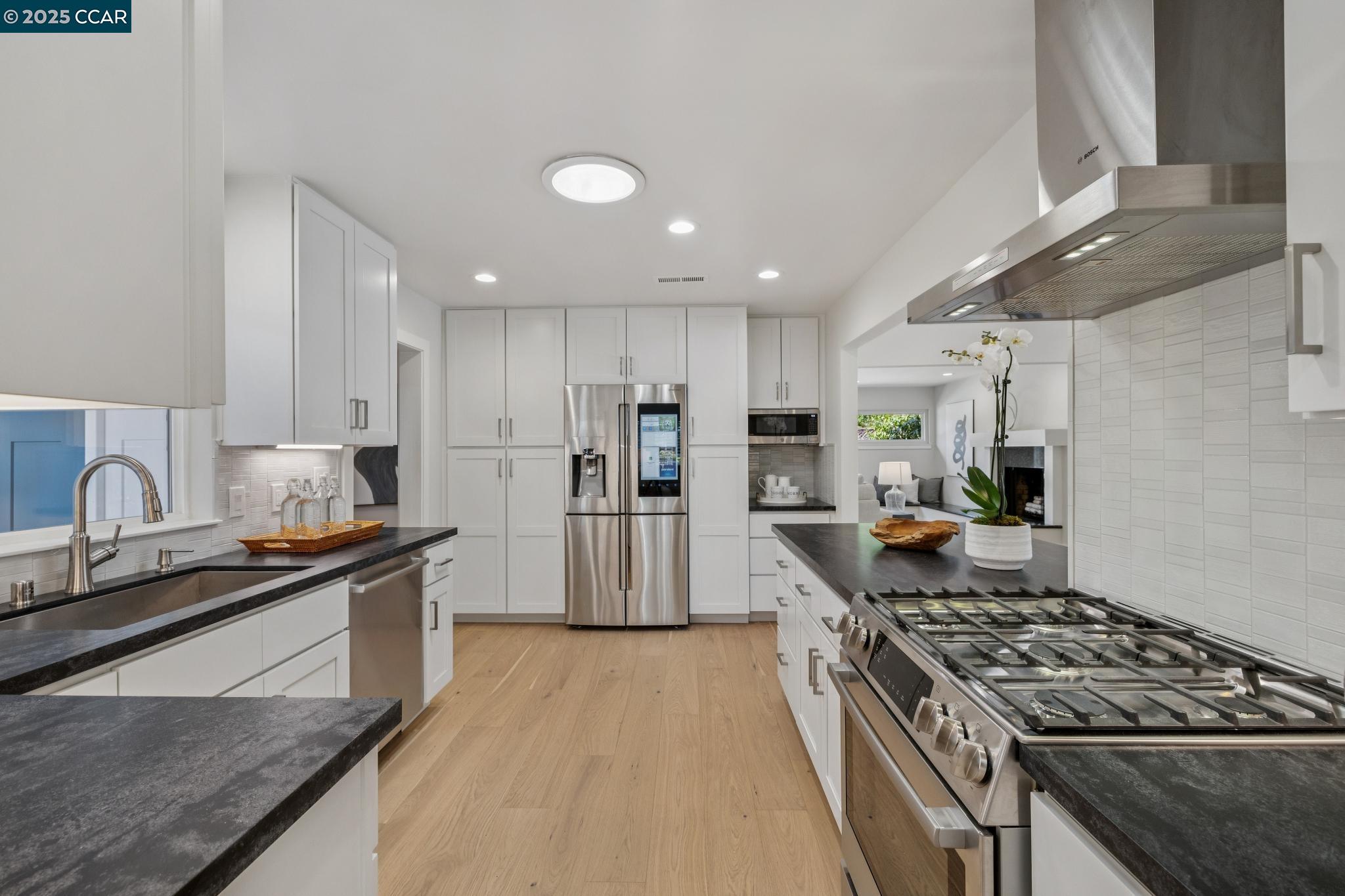 Menlo Park, California, 94025, United States, ,3 BathroomsBathrooms,Residential,Active,1843840