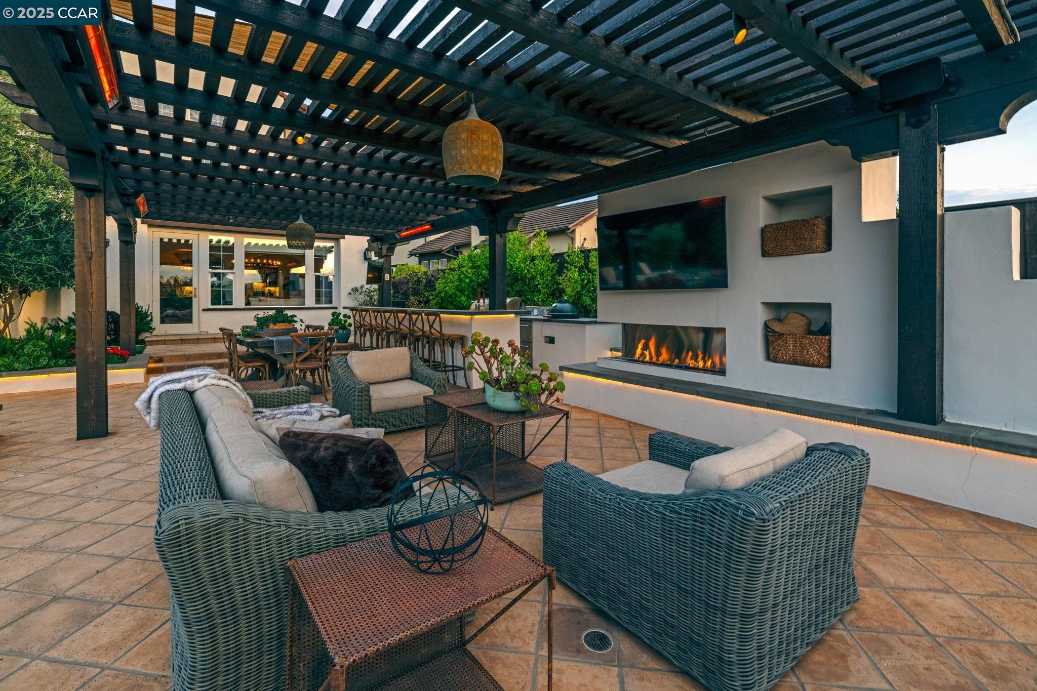 San Ramon, California, 94582, United States, 5 Bedrooms Bedrooms, ,5 BathroomsBathrooms,Residential,Active,1952062