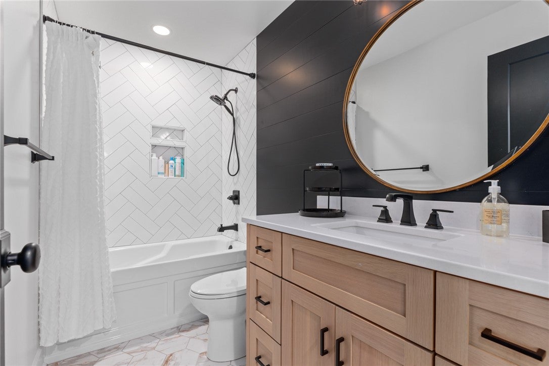 Effingham, Illinois, 62401, United States, 4 Bedrooms Bedrooms, ,5 BathroomsBathrooms,Residential,Active,1967129