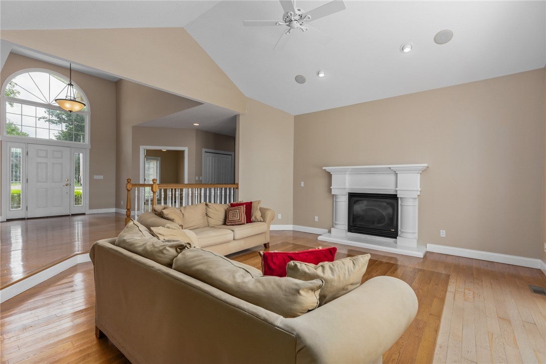 Effingham, Illinois, 62401, United States, 4 Bedrooms Bedrooms, ,4 BathroomsBathrooms,Residential,Active,1909667