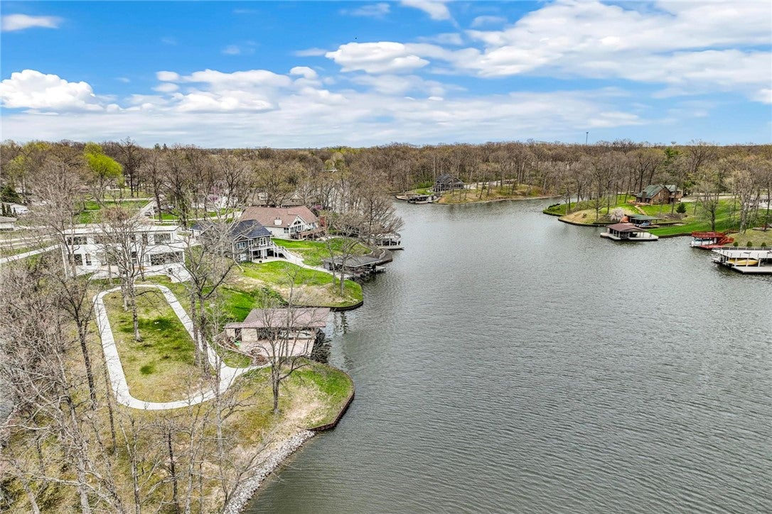 Effingham, Illinois, 62401, United States, 4 Bedrooms Bedrooms, ,4 BathroomsBathrooms,Residential,Active,1903223