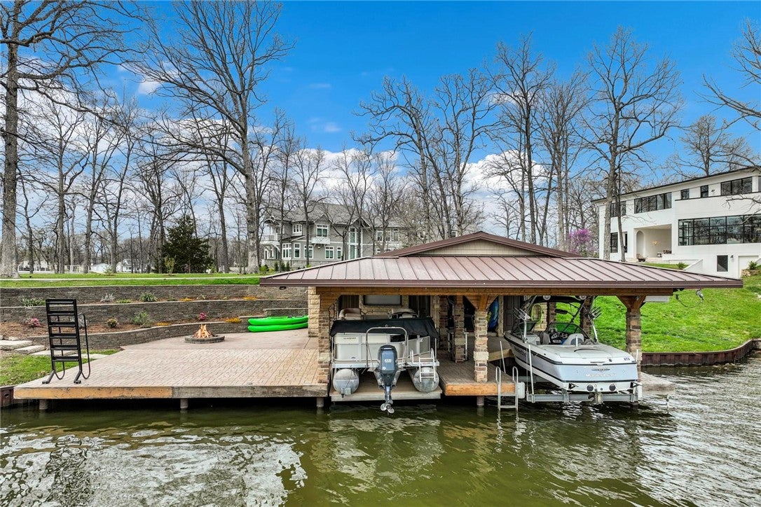 Effingham, Illinois, 62401, United States, 4 Bedrooms Bedrooms, ,4 BathroomsBathrooms,Residential,Active,1903223